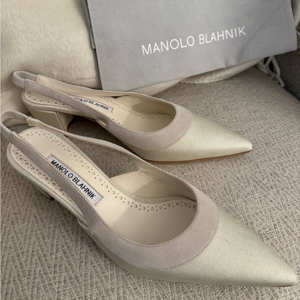 Manolo Blahnik Golpeso Elegant Cream and Tan Heels